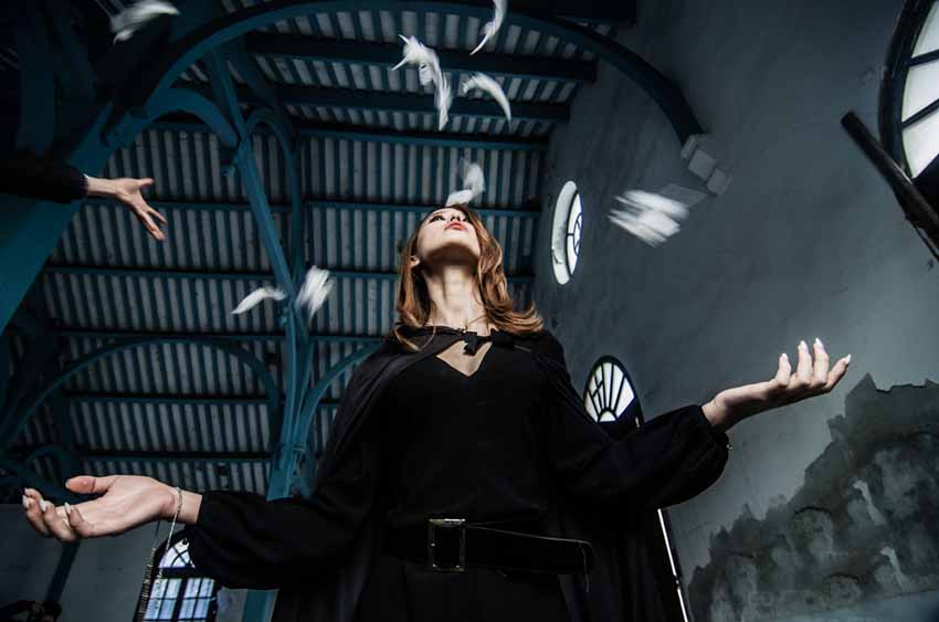 Photoshop后期打造唯美漏光艺术的室内人像照片效果