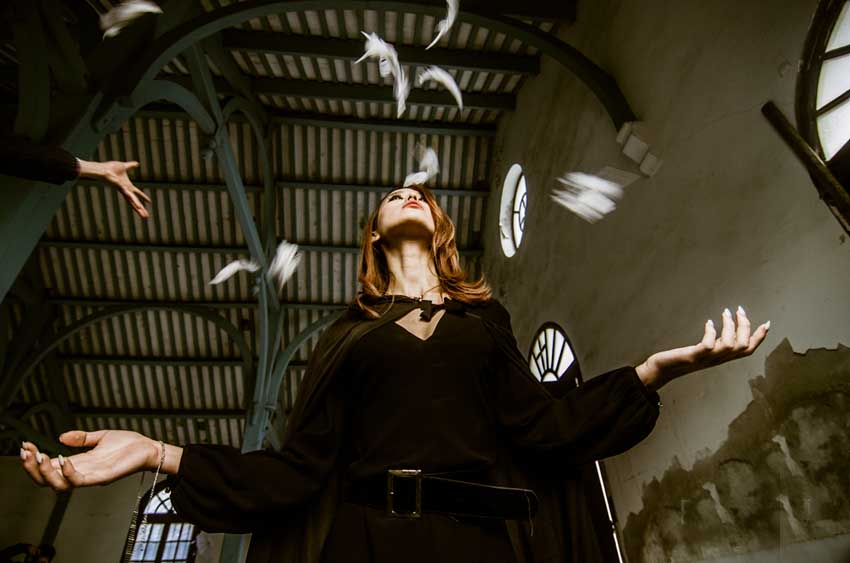 Photoshop后期打造唯美漏光艺术的室内人像照片效果