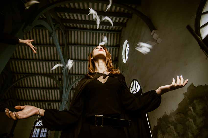 Photoshop后期打造唯美漏光艺术的室内人像照片效果