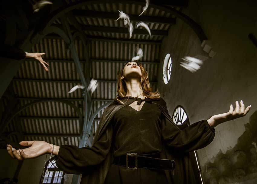 Photoshop后期打造唯美漏光艺术的室内人像照片效果