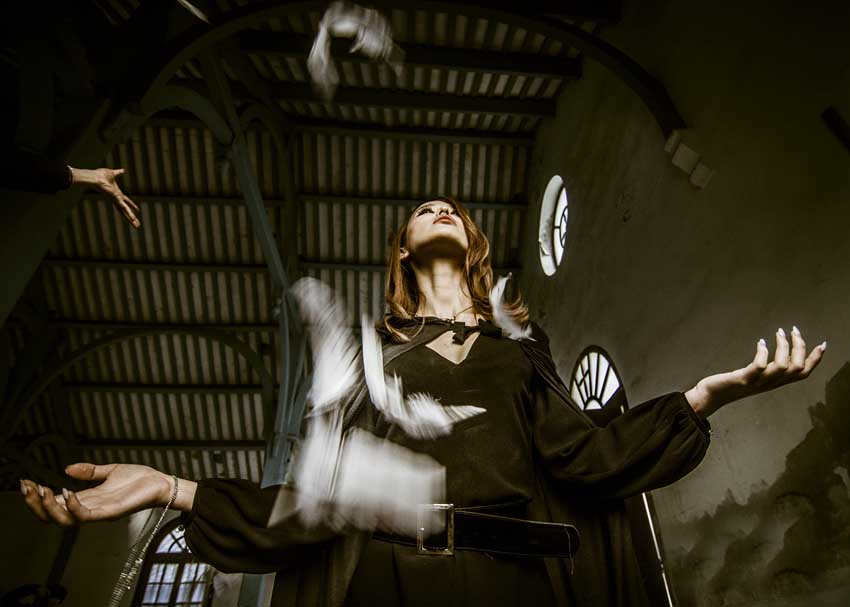 Photoshop后期打造唯美漏光艺术的室内人像照片效果