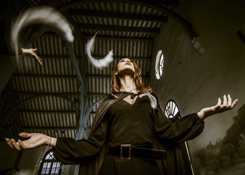 Photoshop后期打造唯美漏光艺术的室内人像照片效果