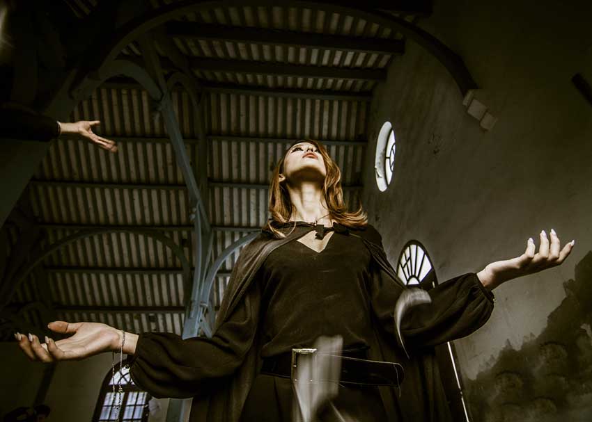 Photoshop后期打造唯美漏光艺术的室内人像照片效果