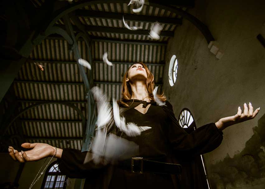 Photoshop后期打造唯美漏光艺术的室内人像照片效果