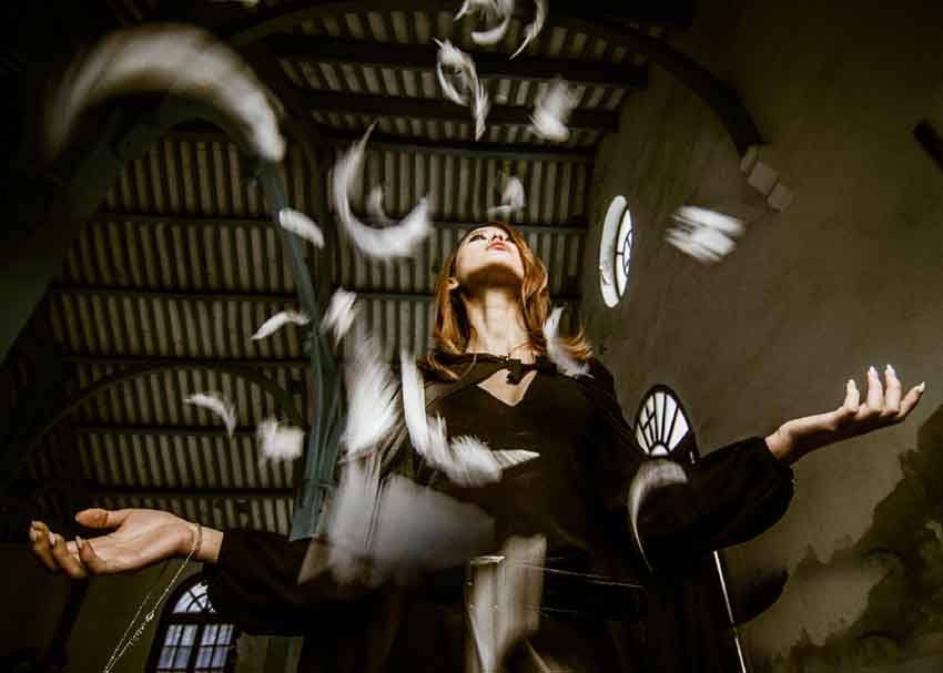 Photoshop后期打造唯美漏光艺术的室内人像照片效果