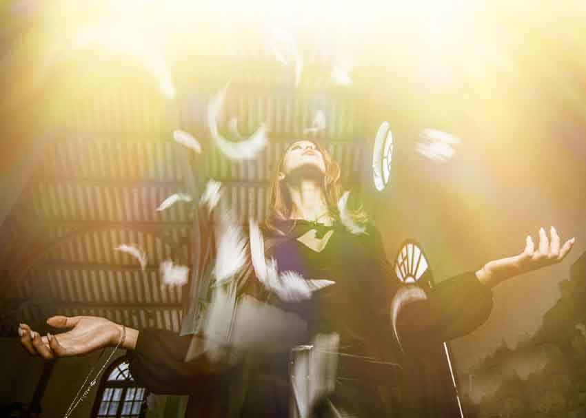 Photoshop后期打造唯美漏光艺术的室内人像照片效果